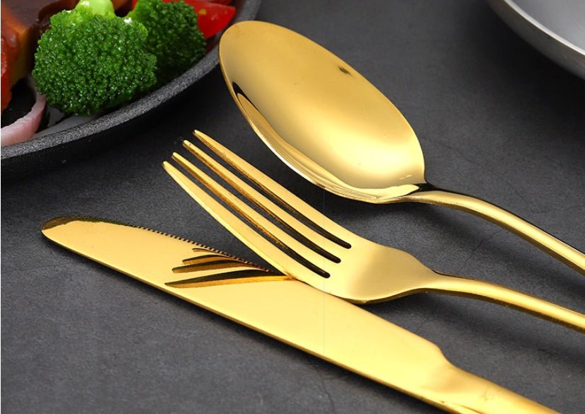 Stoviglie di qualità su tavola apparecchiata - stile raffinato