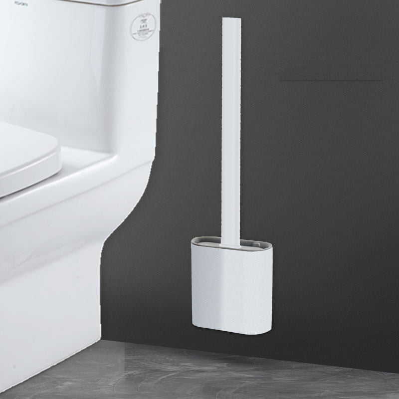 Scopino WC creativo in uso - pulizia efficace del water