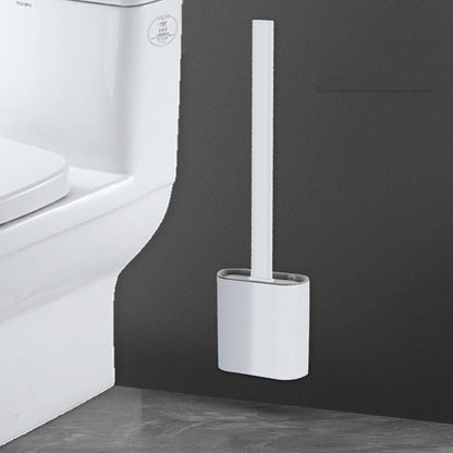 Scopino WC creativo in uso - pulizia efficace del water
