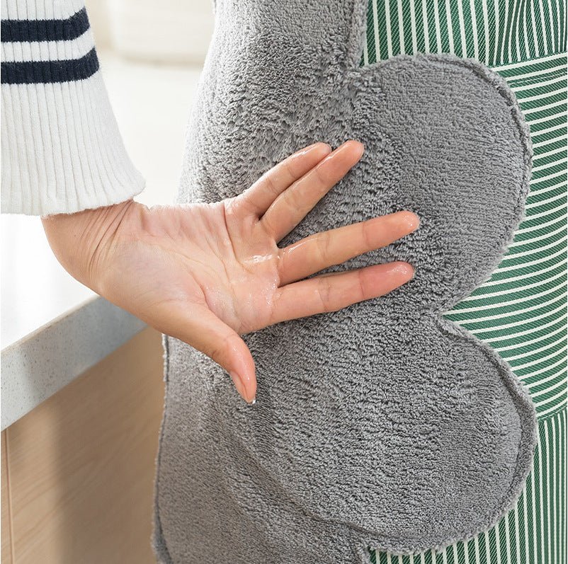 Donna che indossa grembiule impermeabile - protezione completa