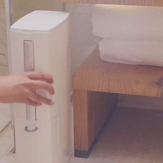 Dimostrazione del set creativo scopino e bidone spazzatura per bagno